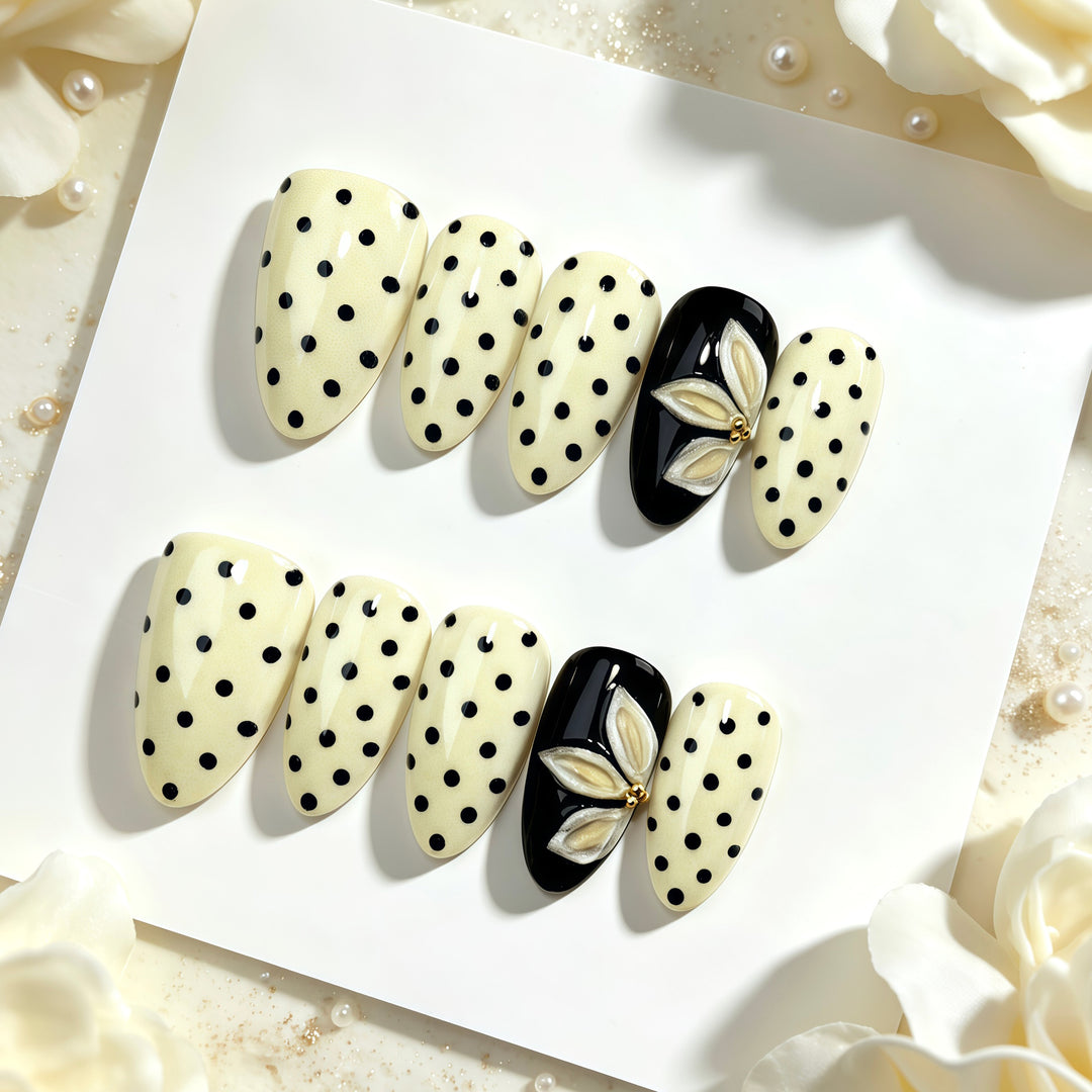 Decorative Press-On Nail Set with Elegant Floral Accents