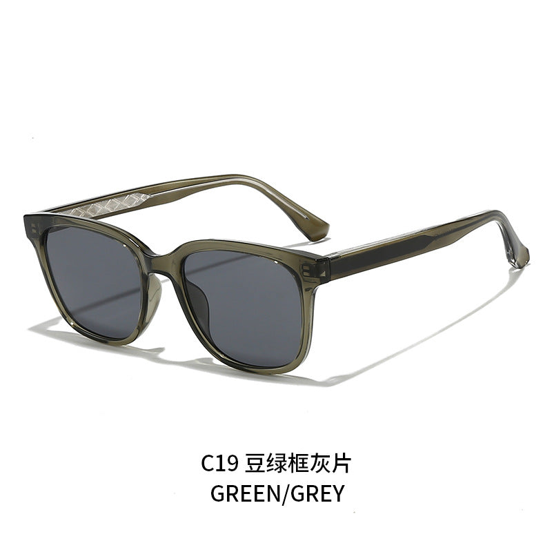 Women Retro-inspired Sunglasses with protected UV filter and sturdy frame Stornfield