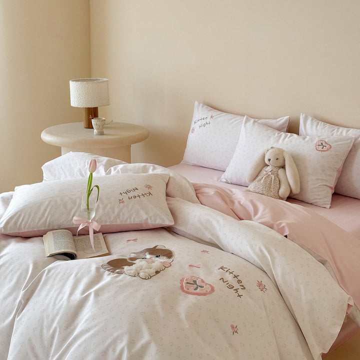 Children's bedding set with embroidered teddy bear motif and reversible cotton satin