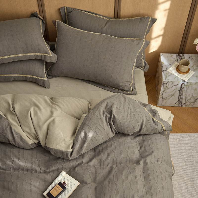 Bedding set made of Mako cotton with fine jacquard quilting and decorative stitching