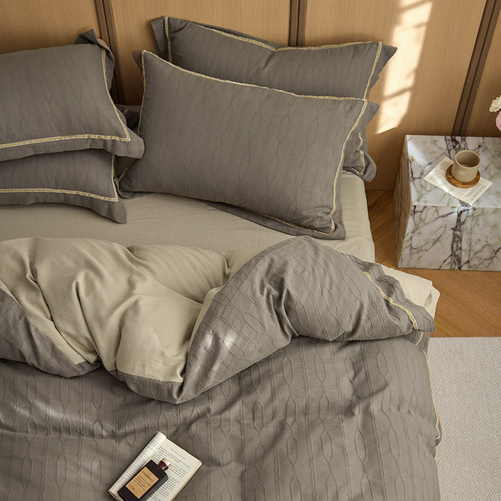 Bedding set made of Mako cotton with fine jacquard quilting and decorative stitching