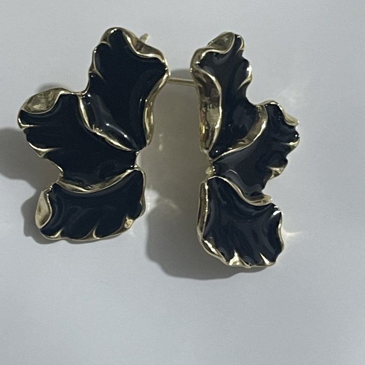 Fashionable earrings with feminine leaf design Stornfield
