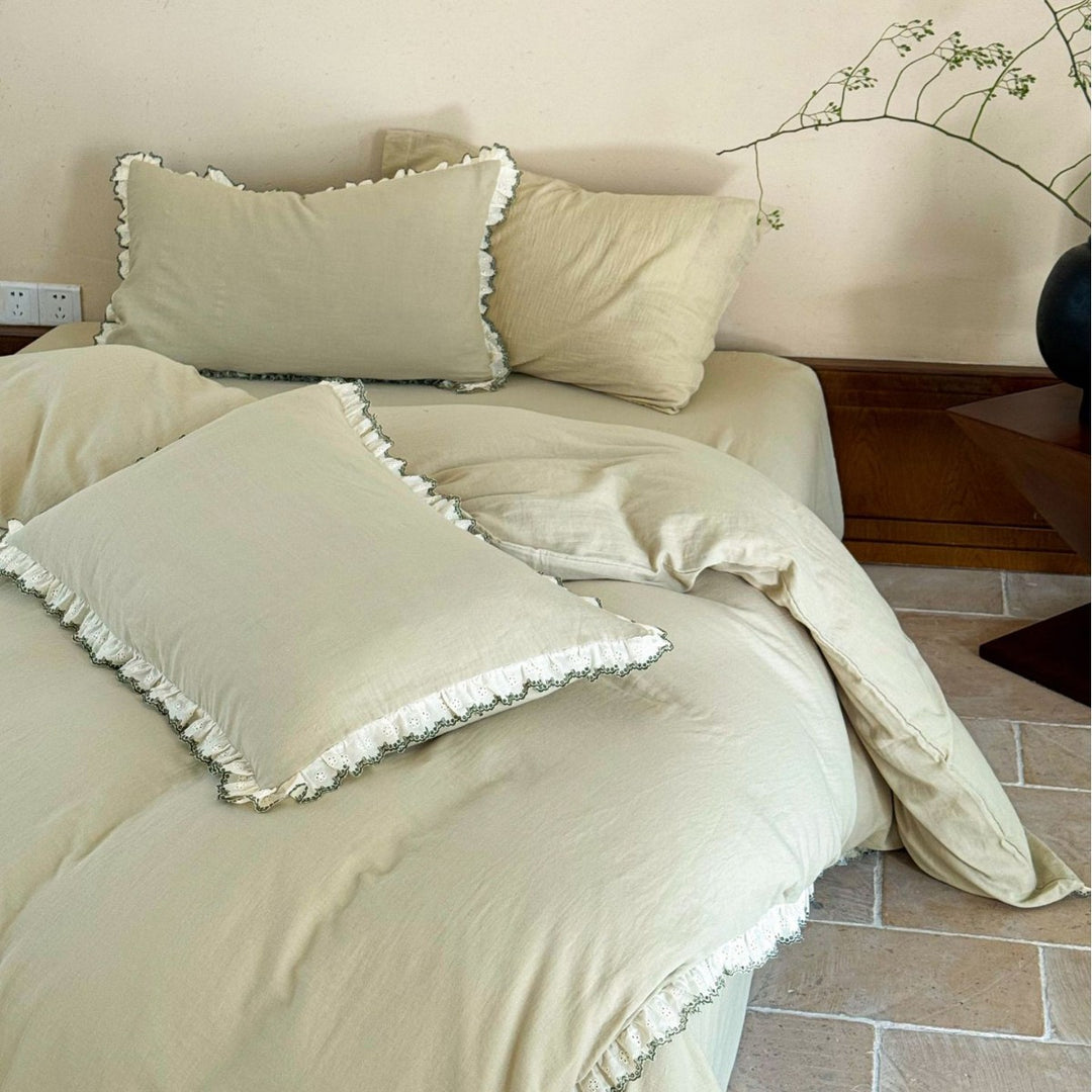 Bedding set made of linen-cotton blend with delicate lace ruffle