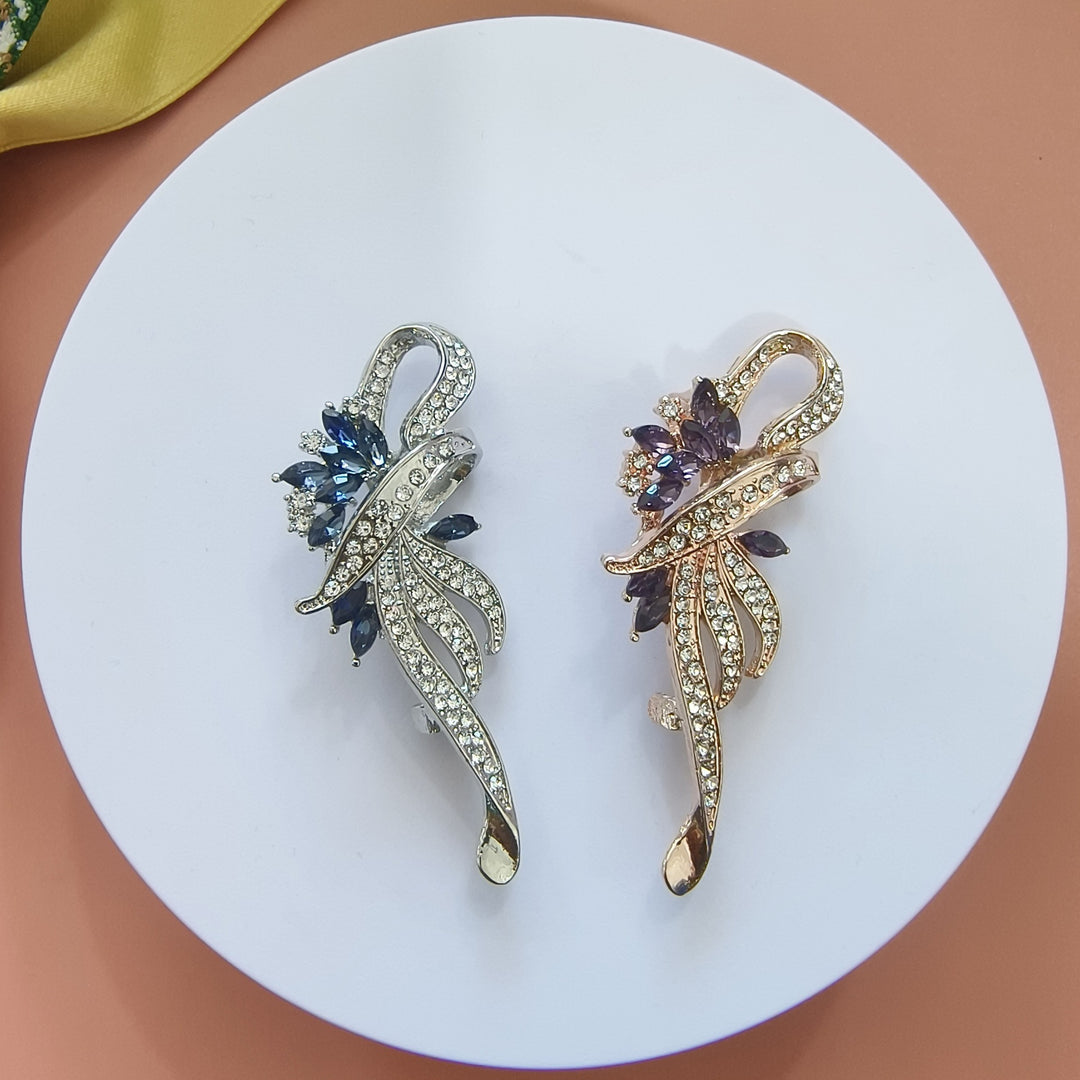 Exquisite brooch with sparkling zirconia and blue gemstones Stornfield