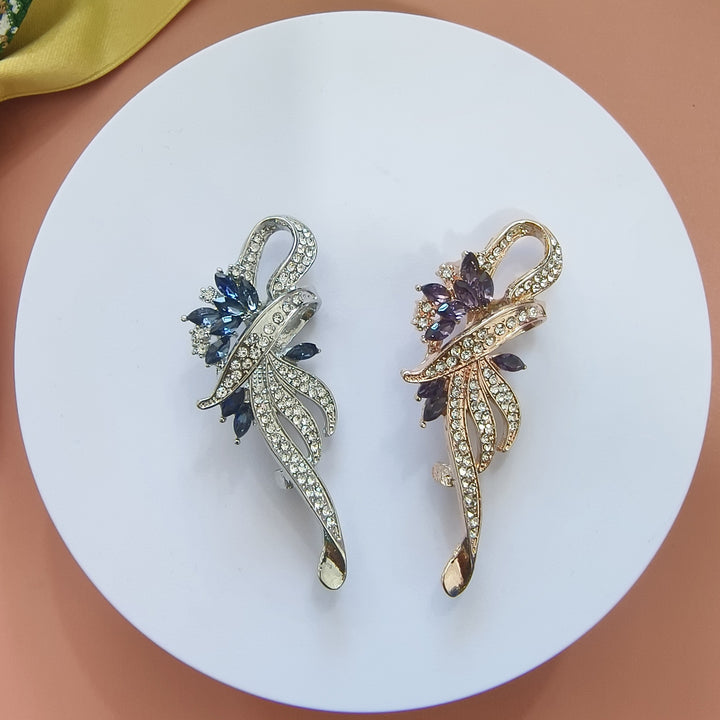 Exquisite brooch with sparkling zirconia and blue gemstones Stornfield