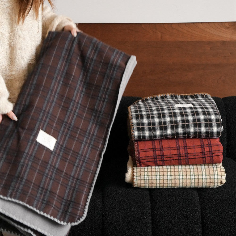 Reversible cuddly blanket made of checkered flannel with soft fleece lining