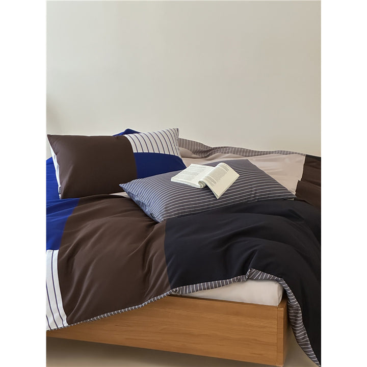 Stripe-pattern bedding set in a modern stripe mix made of breathable percale