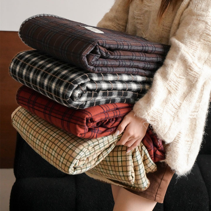 Reversible cuddly blanket made of checkered flannel with soft fleece lining