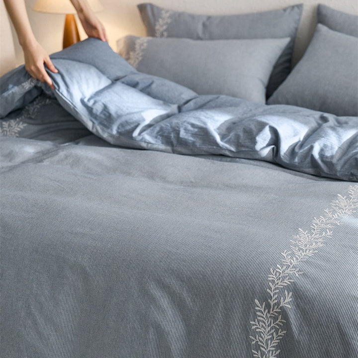 Bedding set made of breathable cotton satin with side floral embroidery
