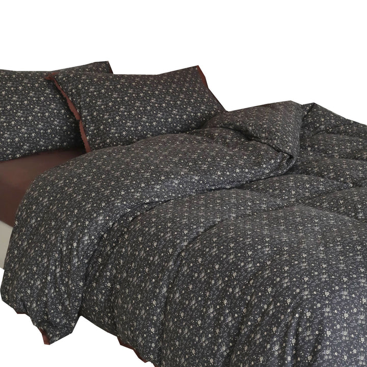 Cotton bedding set with vintage floral pattern and crocheted edge