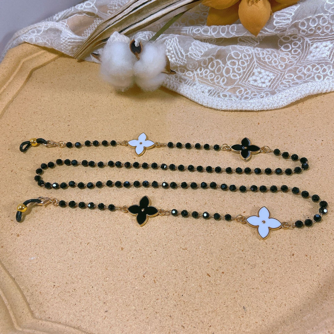 Elegant pearl necklace with flower pendants Stornfield