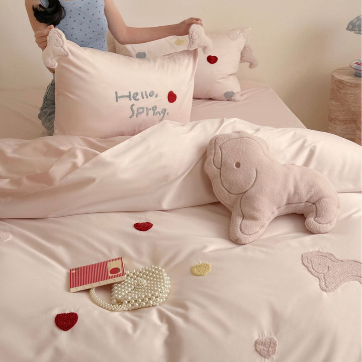 Playful bedding set made of cotton satin with embroidered heart appliqués