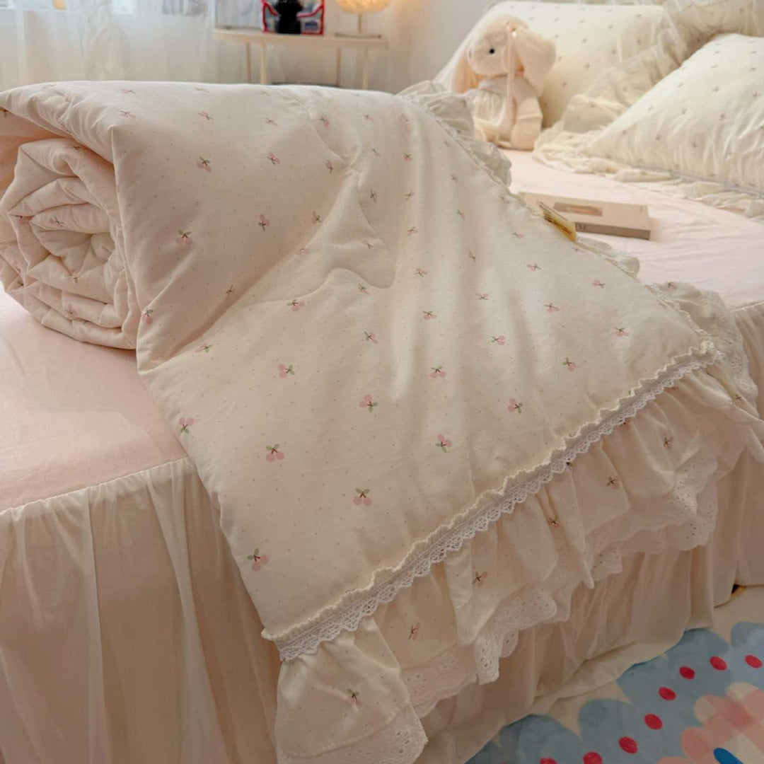Quilted bedspread with ruffle and lace trim made of cotton blend