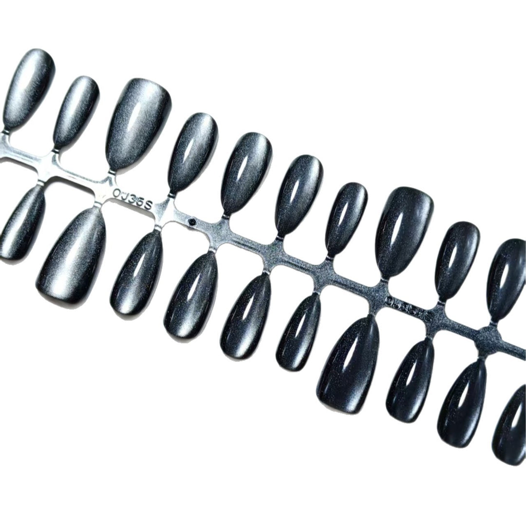 Artificial nails in elegant Cat-Eye design Stornfield