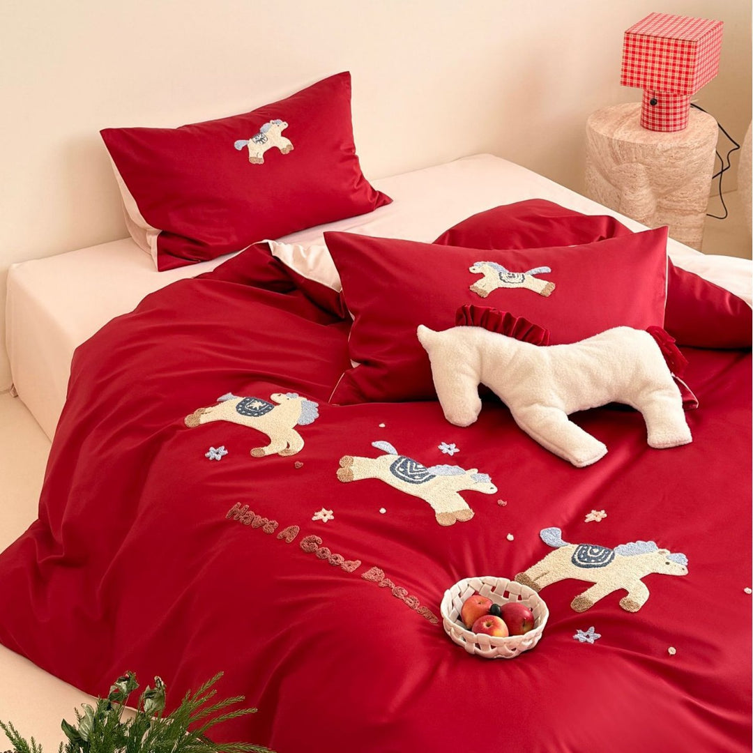 Bedding set with embroidered horse appliqués