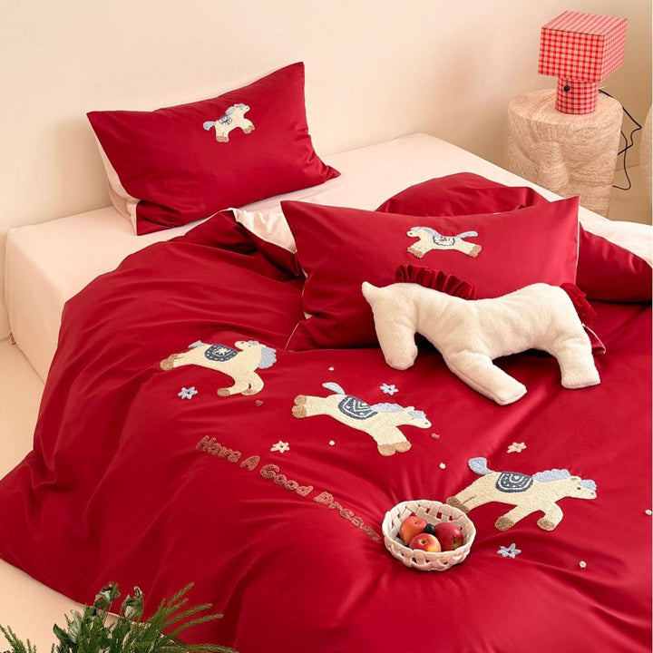Bedding set with embroidered horse appliqués