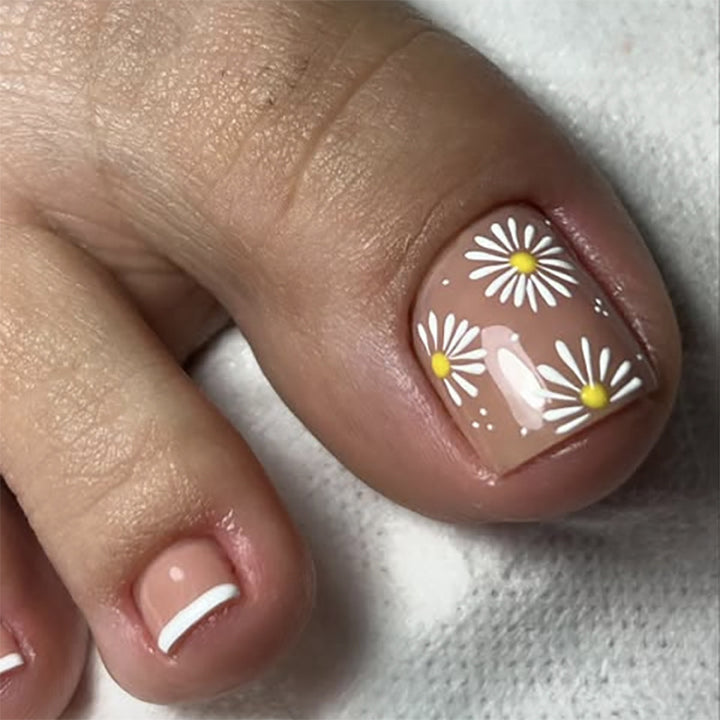 Artful toenail art with floral motifs Stornfield