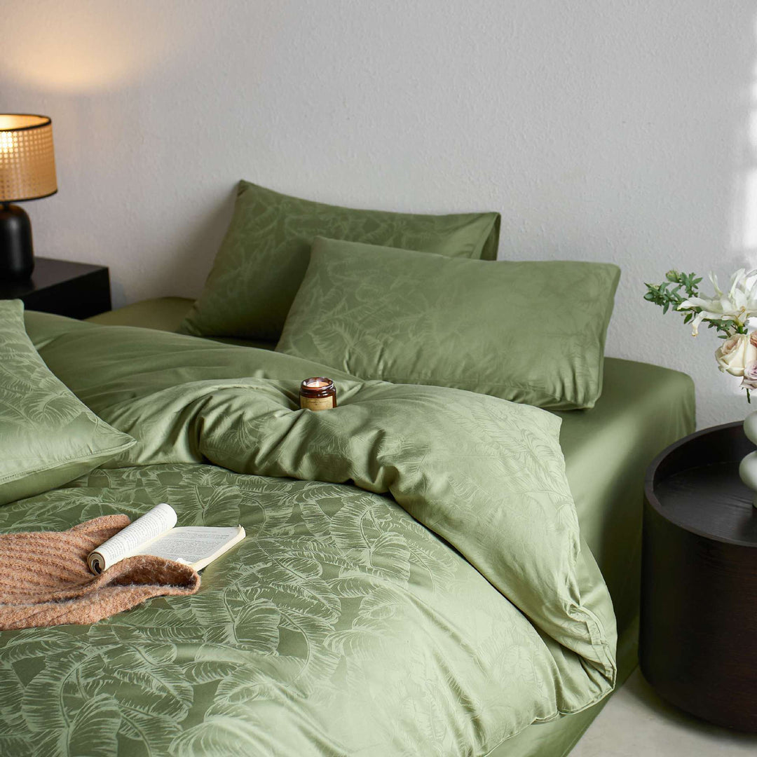 Fine cotton satin bedding set with tulip jacquard structure and hotel closure