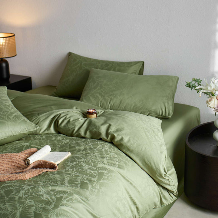 Fine cotton satin bedding set with tulip jacquard structure and hotel closure