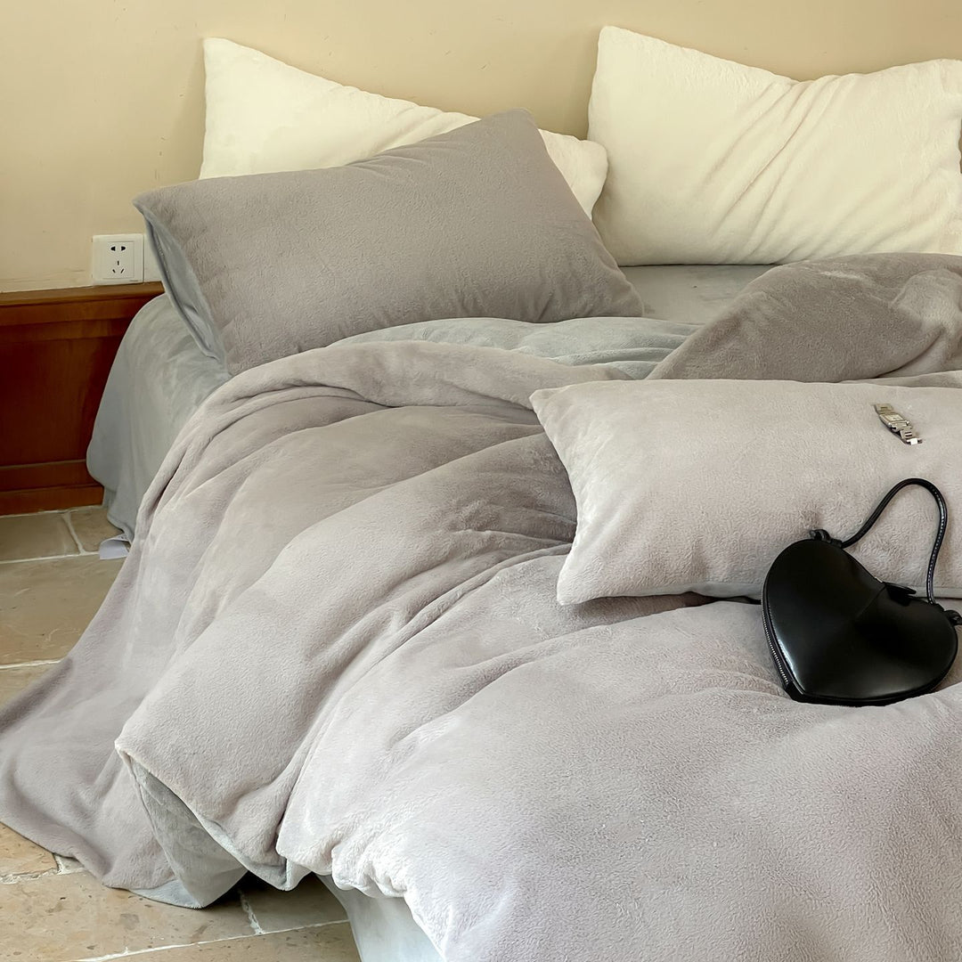 Super soft plush bedding set with reversible function and microfiber filling