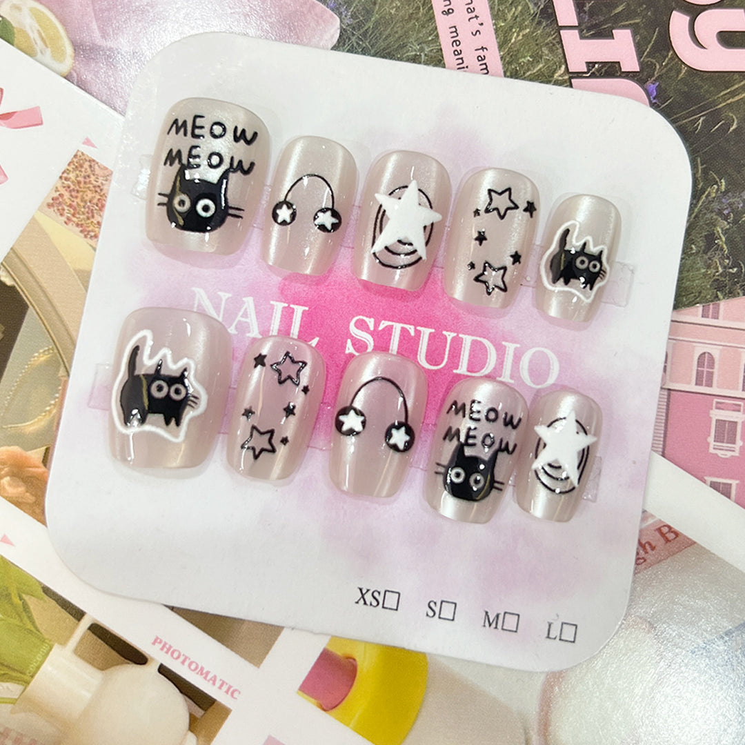 Playful nail art with cat motifs Stornfield