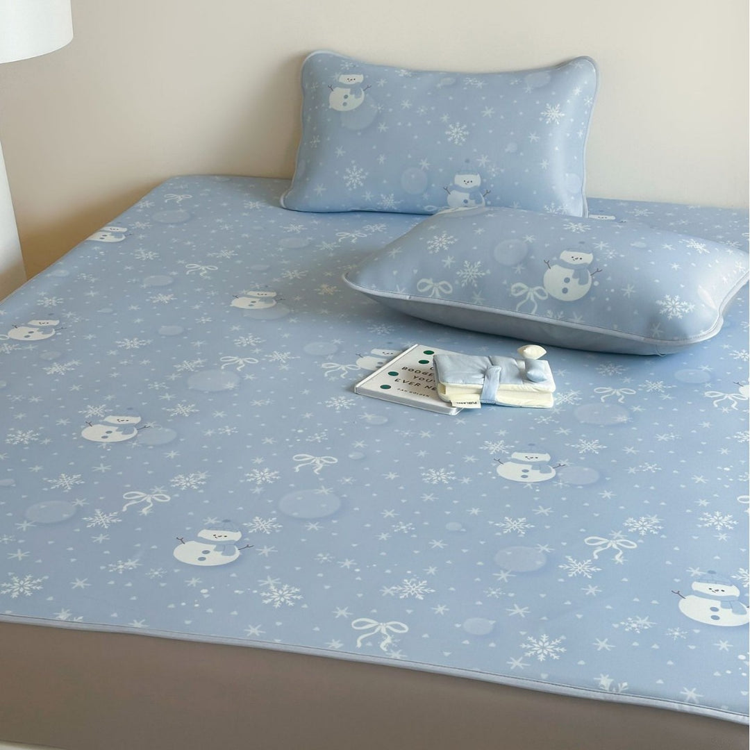 Floral fitted sheet set made of skin-friendly cotton with fine piping and slip-resistant underside