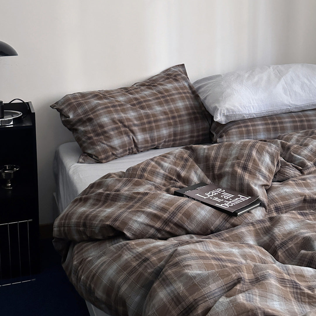 Checked bedding set made of linen-cotton mix with fitted sheet and pillowcases