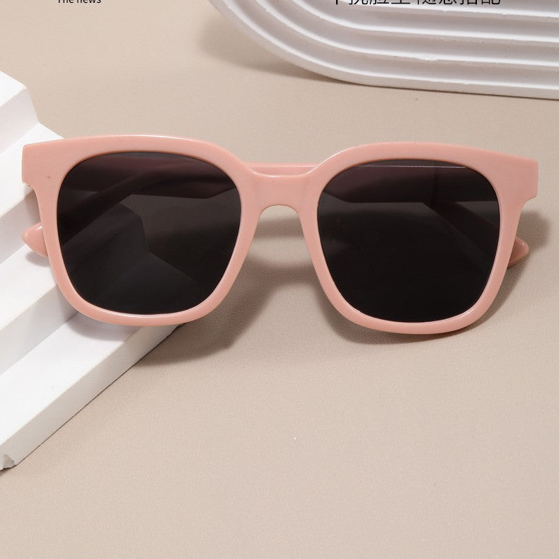 Women's sunglasses with a modern, angular plastic frame Stornfield