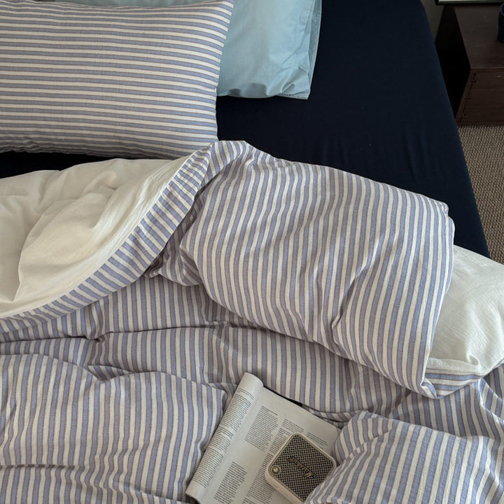 Bedding set in timeless pinstripe design made of breathable cotton percale