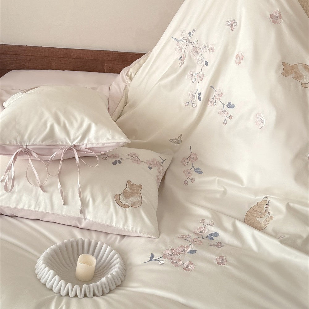 Embroidered satin bedding set with cat and flower motif