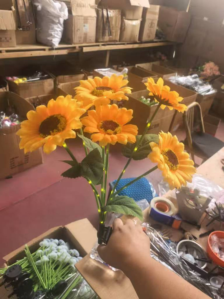 Lifelike Sunflower LED Garden Stake With Dusk-To-Dawn Sensor And Weatherproof Ground Spike Stornfield