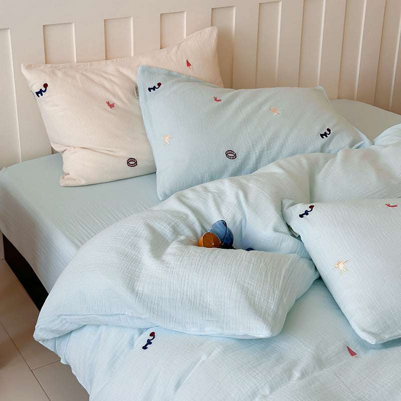 Bedding set made of cotton muslin with subtle embroidery patterns and extra-soft quilted texture