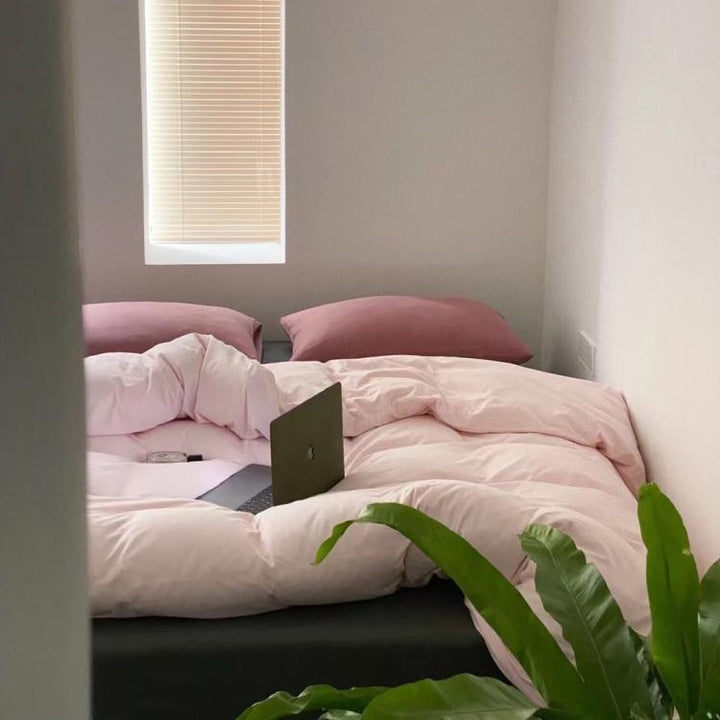 Soft cotton percale bedding set with voluminous quilting and hotel closure