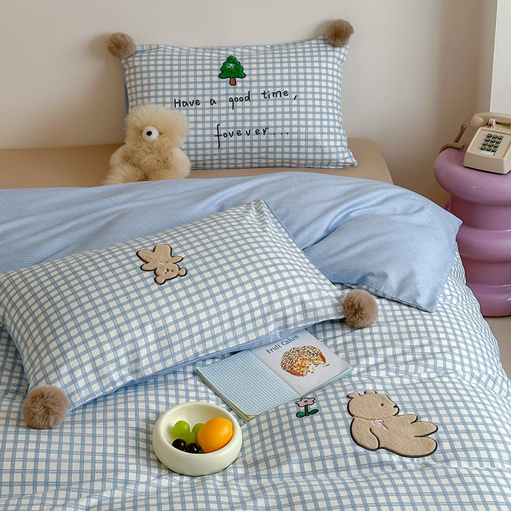 Children's bedding set made of cotton percale with check pattern, bear appliqué and pompom corners