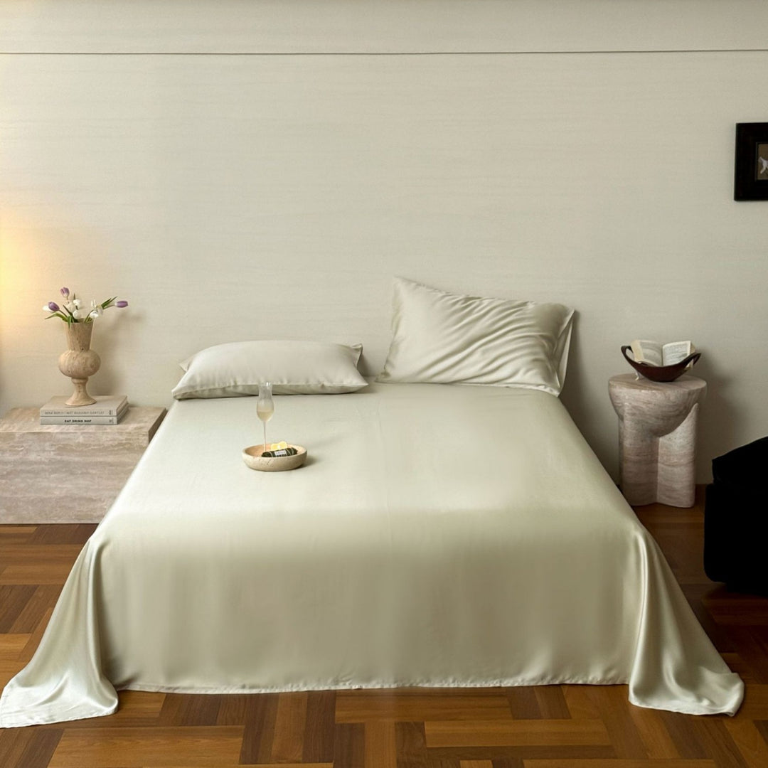 Luxurious satin bedding set with a silky-smooth surface, reversible function and hotel closure