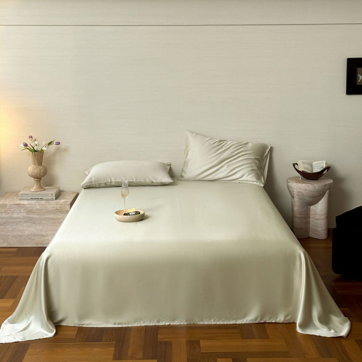 Luxurious satin bedding set with a silky-smooth surface, reversible function and hotel closure
