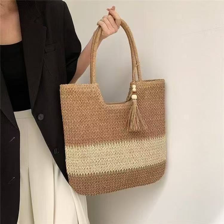 Handbag made of braided natural material with tassel details Stornfield