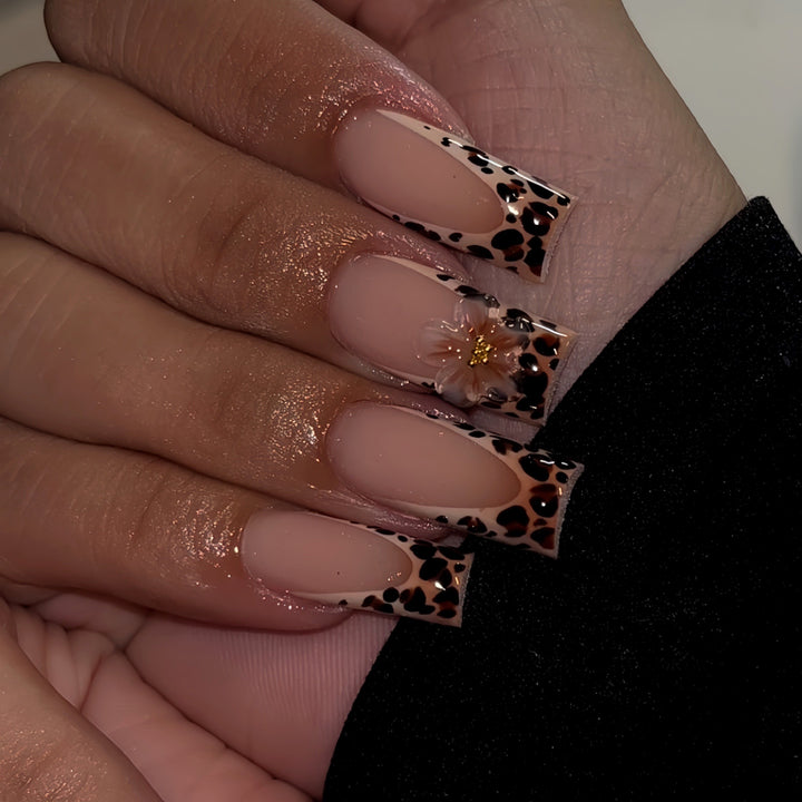 Elegant Animal Print Press-On Nail Art Stornfield