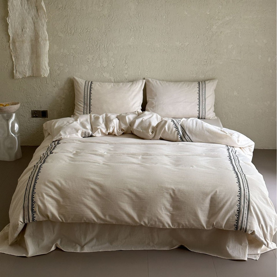 Luxurious cotton satin bedding set with hotel closure and extra-soft pillowcases