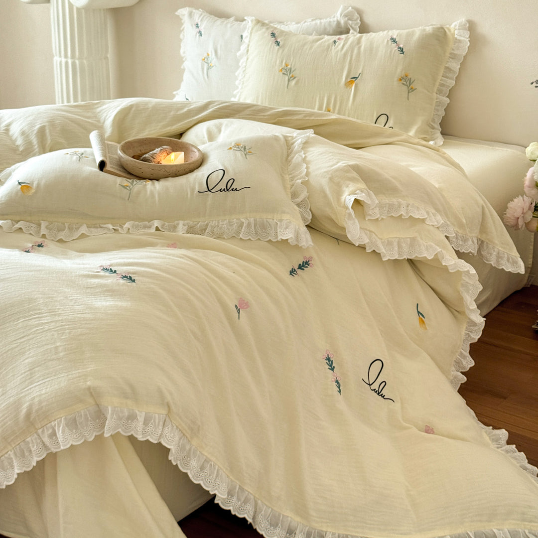 Bedding set made of washed linen-cotton blend with lace ruffle and delicate floral embroidery