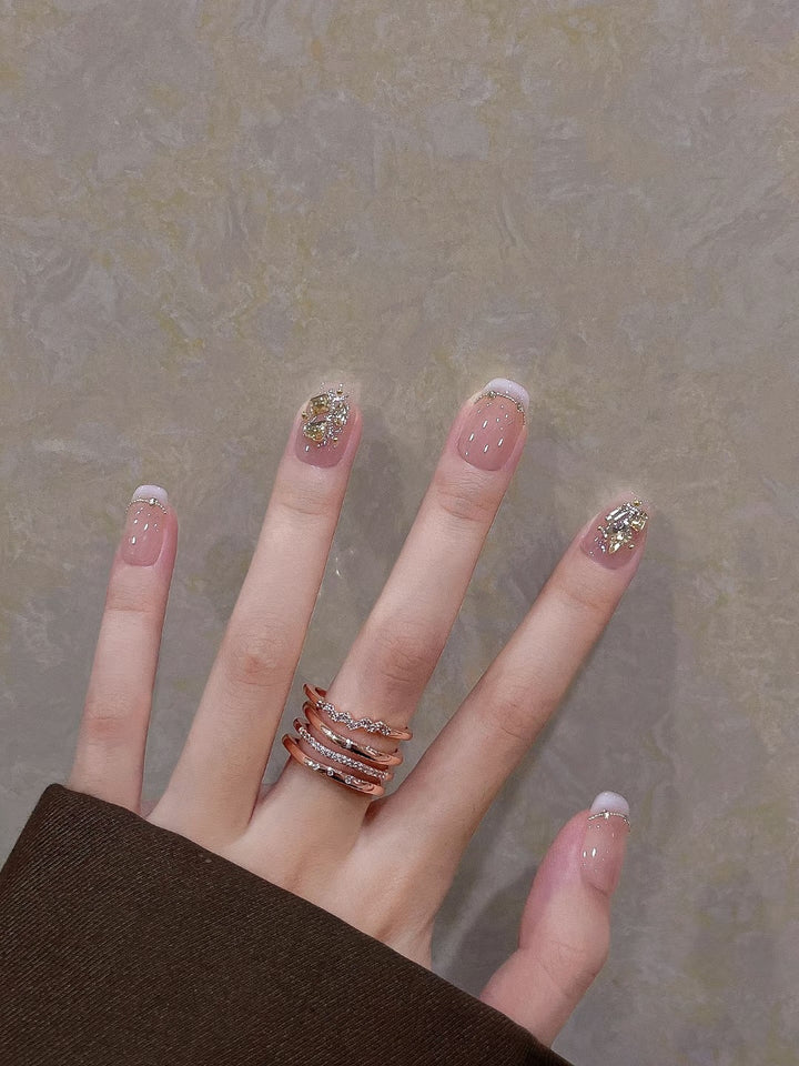 Decorative Press-On Nail Art Set with Elegant Design Elements