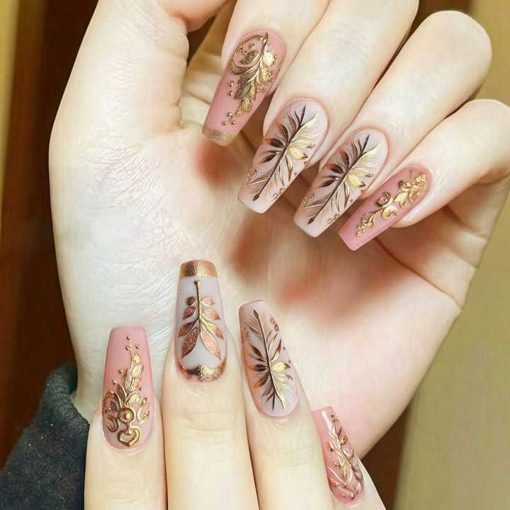 Elegant and artistically designed artificial nails Stornfield