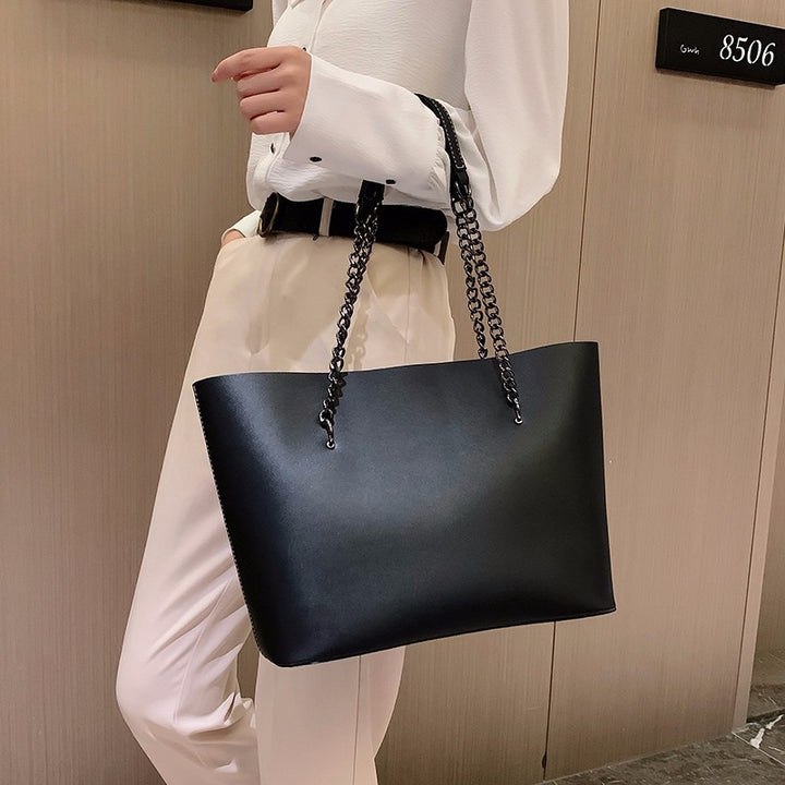 Elegant shoulder bag in minimalist design Stornfield