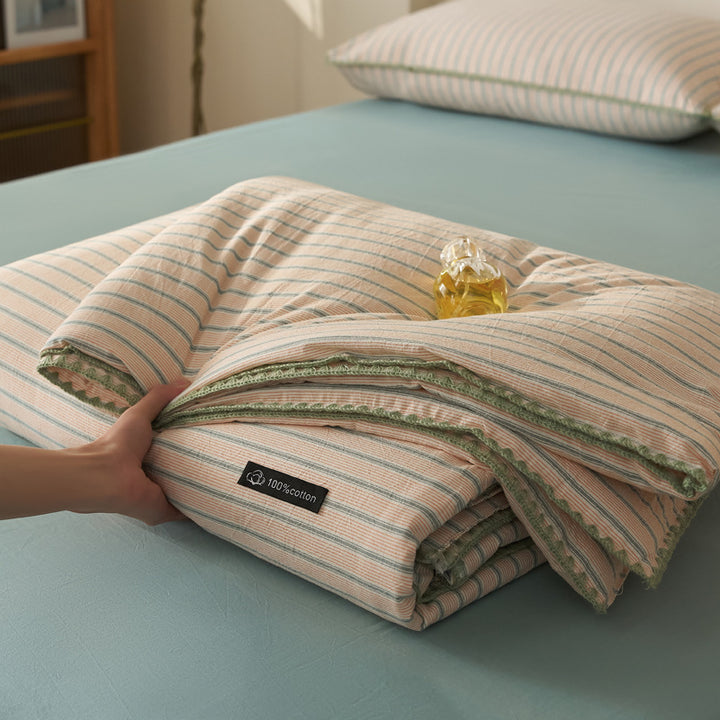 All-season quilted comforter made of pure cotton with a fine trim
