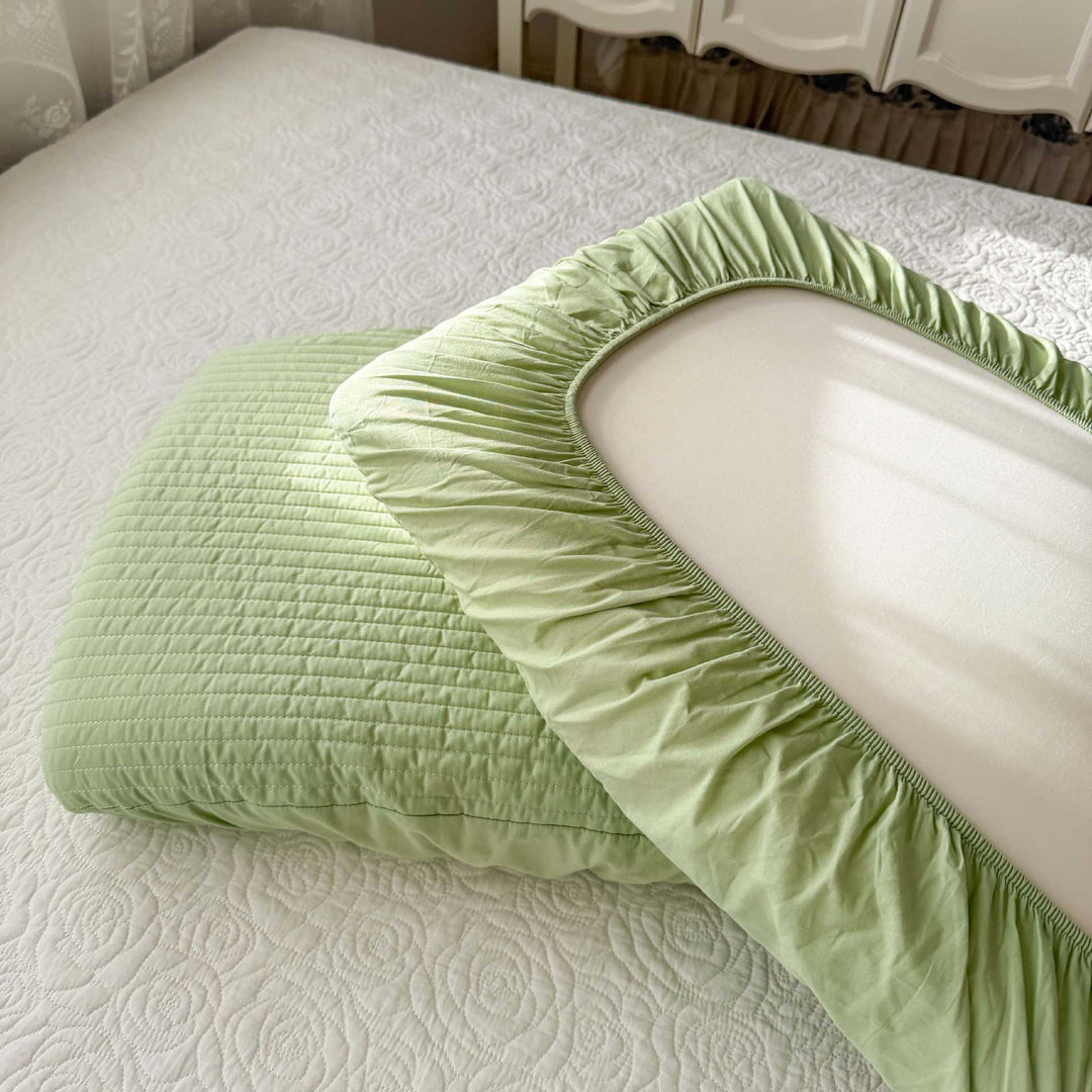 Bedding set with quilted pillowcase and elastic fitted sheet