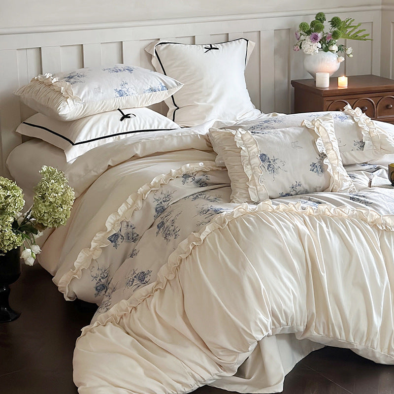 Bedding set in vintage floral pattern with ruffled frill and bow pillowcase
