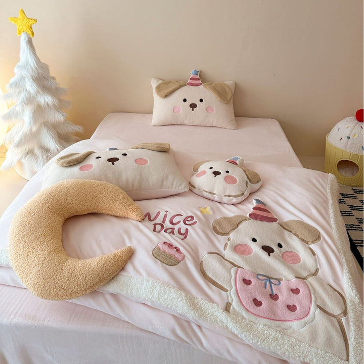 Child bedding set with embroidered bear motif, cozy quilt and plush pillow