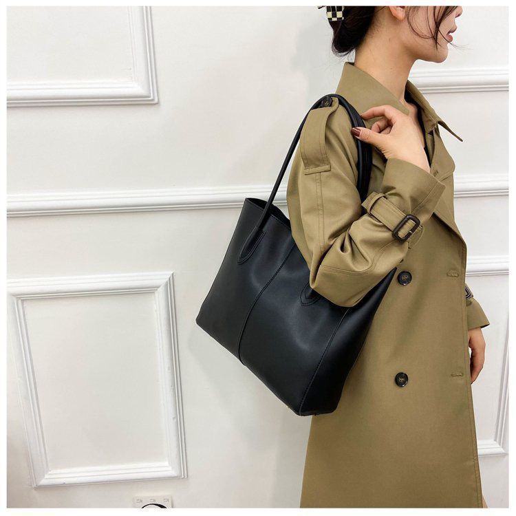 Minimalist Structured Shoulder Tote