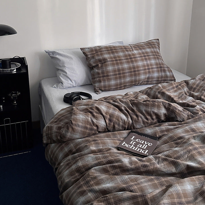 Checked bedding set made of linen-cotton mix with fitted sheet and pillowcases
