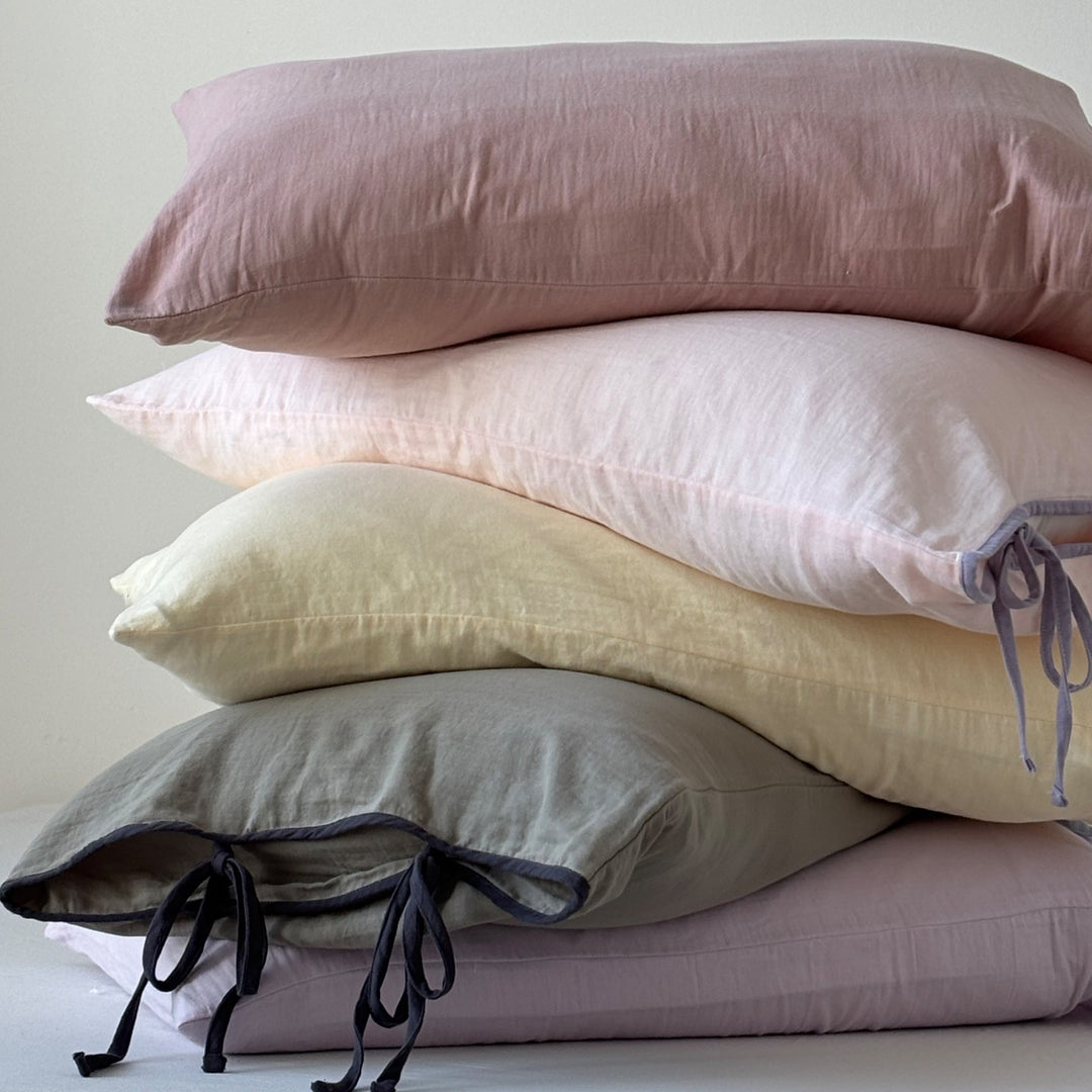 Pillowcase set in washed linen look with decorative ties